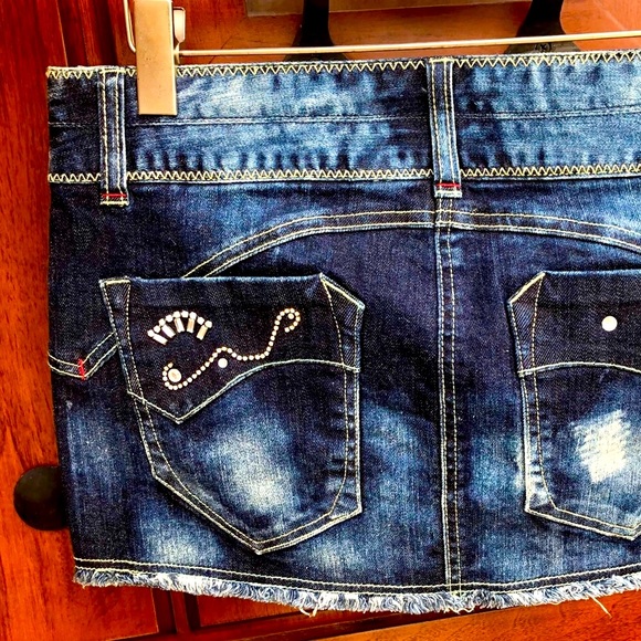 Bebe embellished denim skirt with buttons and colorful decorative details. - Picture 5 of 6